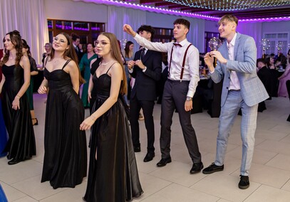 Trochę więcej niż sto, ale kto by tam liczył. Studniówka III LO w Elblągu