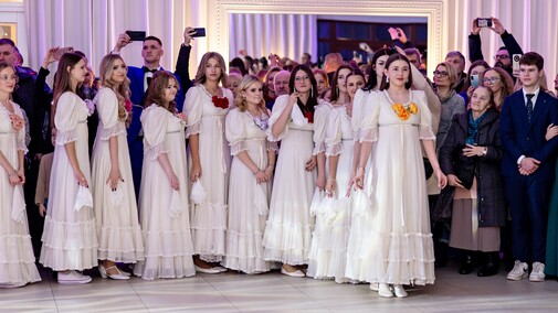 Trochę więcej niż sto, ale kto by tam liczył. Studniówka III LO w Elblągu