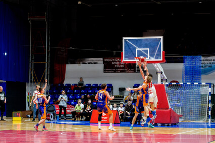 Trójeczka postawiła się Elbasketowi