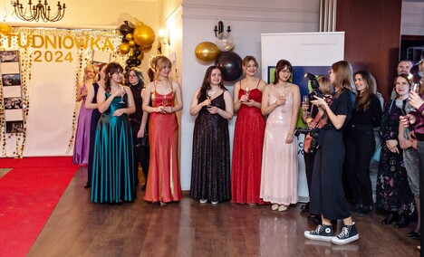 W życiu piękne są chwile. Studniówka LSP