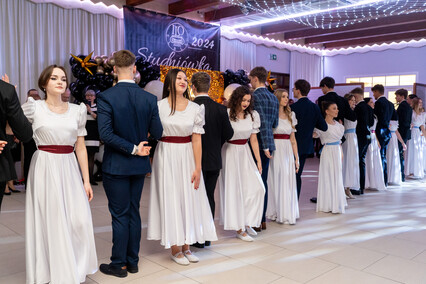 Zabawa I LO sto osiem dni przed maturą