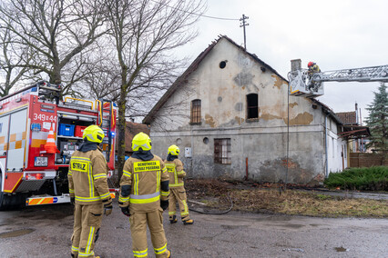 Pożar dachu w budynku wielorodzinnym