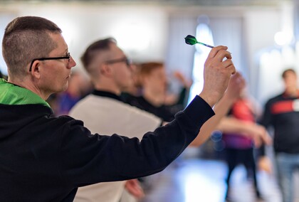 Rzucać w tarczę, wygrać puchar