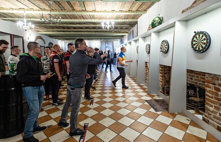 Rzucać w tarczę, wygrać puchar