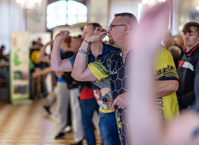 Rzucać w tarczę, wygrać puchar