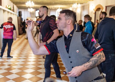 Rzucać w tarczę, wygrać puchar