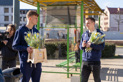 Żółto-biało-niebieski Dzień Kobiet