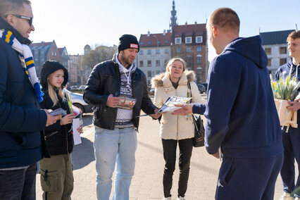 Żółto-biało-niebieski Dzień Kobiet