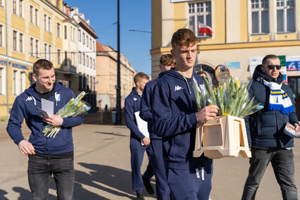 Żółto-biało-niebieski Dzień Kobiet