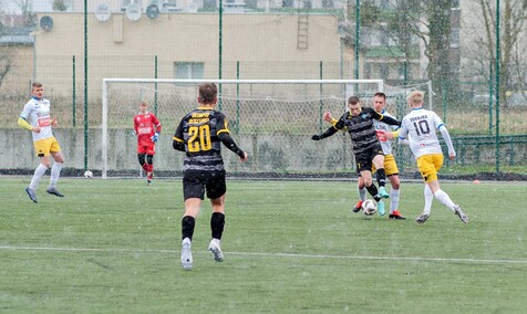 Rezerwy wygrywają w śniegu