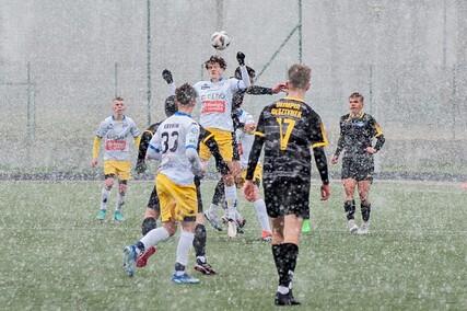 Rezerwy wygrywają w śniegu