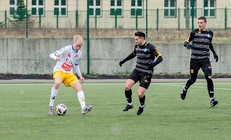 Rezerwy wygrywają w śniegu