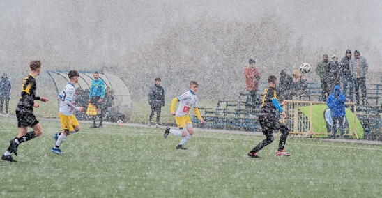 Rezerwy wygrywają w śniegu