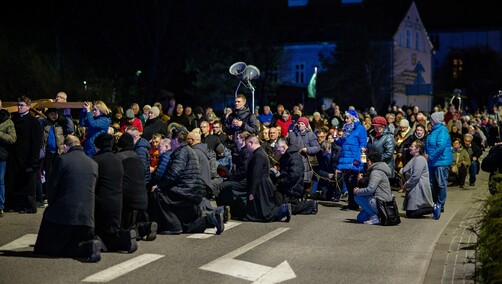 Wierni przeszli przez Elbląg w Drodze Krzyżowej