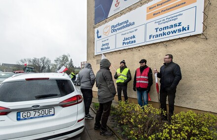 Rolnicy protestowali przed biurami parlamentarzystów. „Zadajemy trudne pytania”