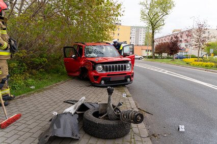 Rozbił jeepa na drzewie