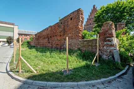 Zabezpieczone mury przy Galerii EL