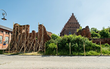 Zabezpieczone mury przy Galerii EL