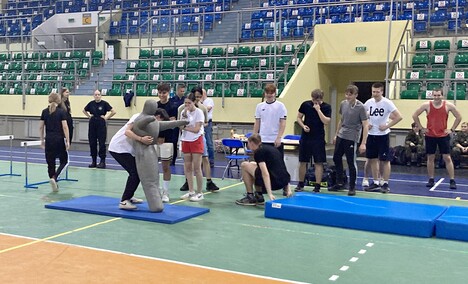 Kandydaci na policjantów kontra tor przeszkód