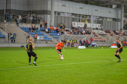 Puchar jest pomarańczowo-czarny