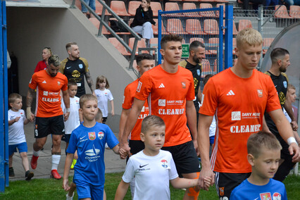 Puchar jest pomarańczowo-czarny