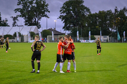 Puchar jest pomarańczowo-czarny