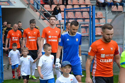 Puchar jest pomarańczowo-czarny