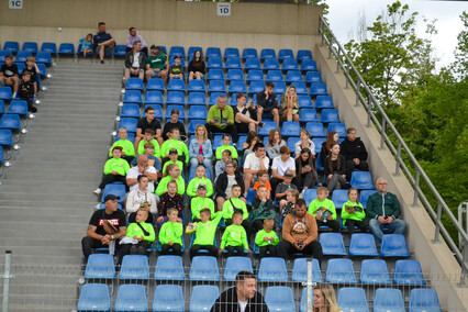 Puchar jest pomarańczowo-czarny