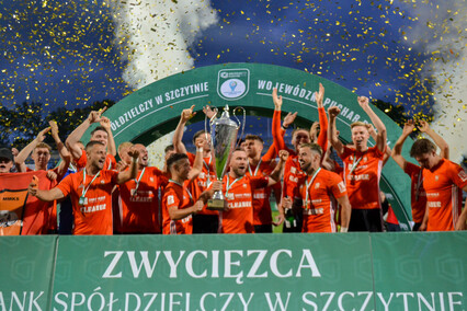 Puchar jest pomarańczowo-czarny