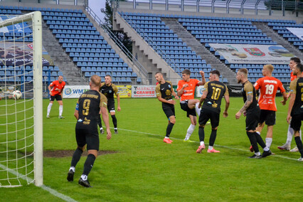 Puchar jest pomarańczowo-czarny