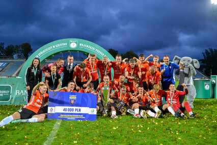 Puchar jest pomarańczowo-czarny