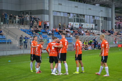 Puchar jest pomarańczowo-czarny