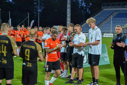 Puchar jest pomarańczowo-czarny