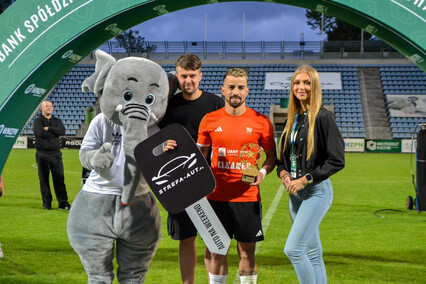 Puchar jest pomarańczowo-czarny