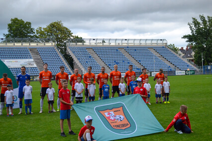 Puchar jest pomarańczowo-czarny