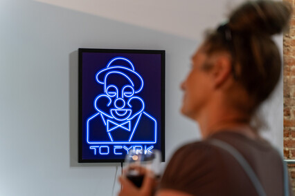 Formy i neony w Galerii EL