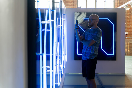 Formy i neony w Galerii EL