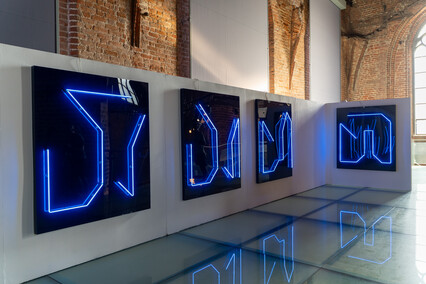 Formy i neony w Galerii EL