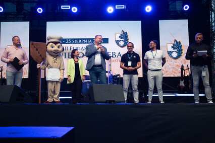 Głodnemu zabawy chleb i muzyka na myśli