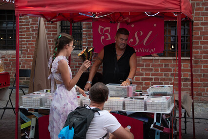 Głodnemu zabawy chleb i muzyka na myśli