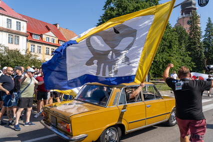 Kibice przemaszerowali przez miasto na stadion