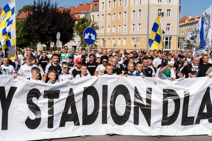 Kibice przemaszerowali przez miasto na stadion