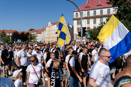 Kibice przemaszerowali przez miasto na stadion