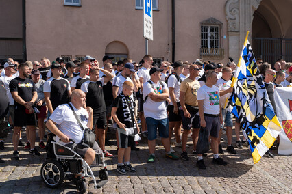 Kibice przemaszerowali przez miasto na stadion