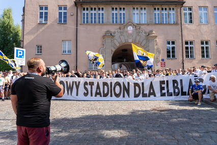 Kibice przemaszerowali przez miasto na stadion
