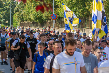 Kibice przemaszerowali przez miasto na stadion