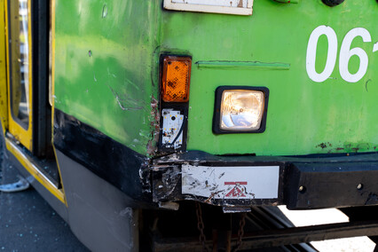 Zderzenie z tramwajem. Dwie osoby w szpitalu