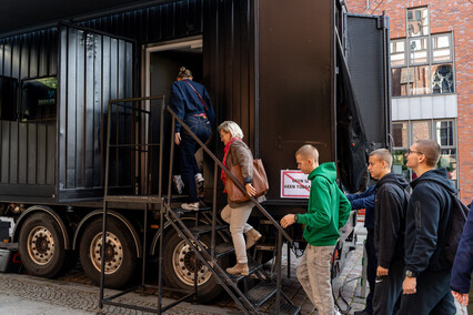 Boski Alvaro nie musi być boski... Escapetruck o handlu ludźmi