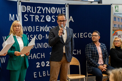 Młodzi szachiści w grze