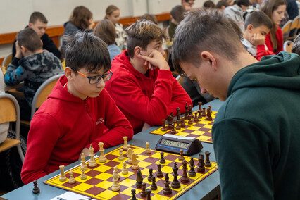 Młodzi szachiści w grze